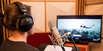Comédienne au micro pour de la voix parlée