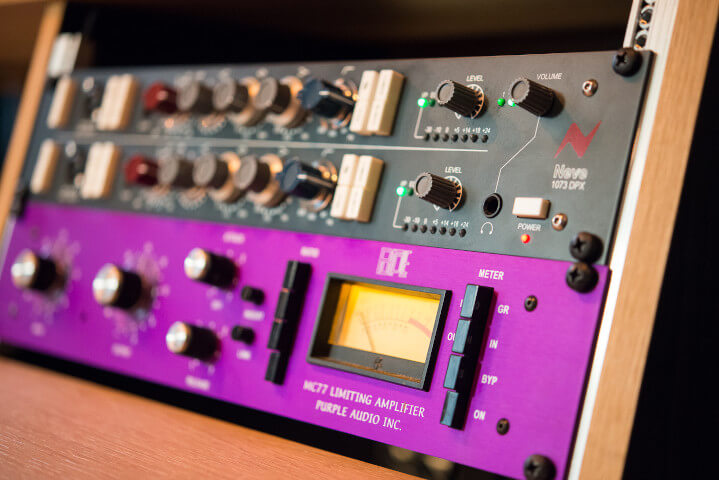 Préampli Neve 1073 et compresseur Purple Audio MC77