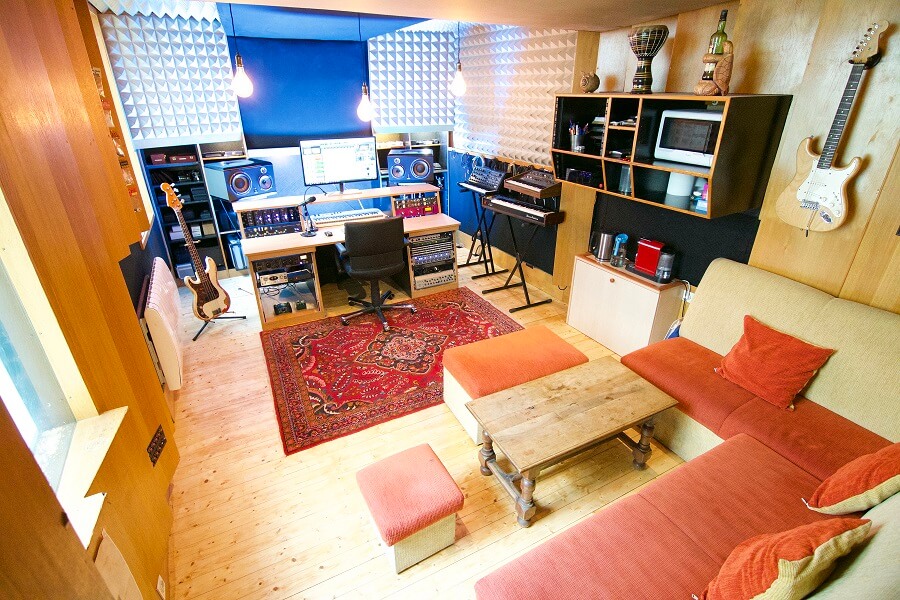 la régie studio avec sa station de travail, quelques instruments et un espace client